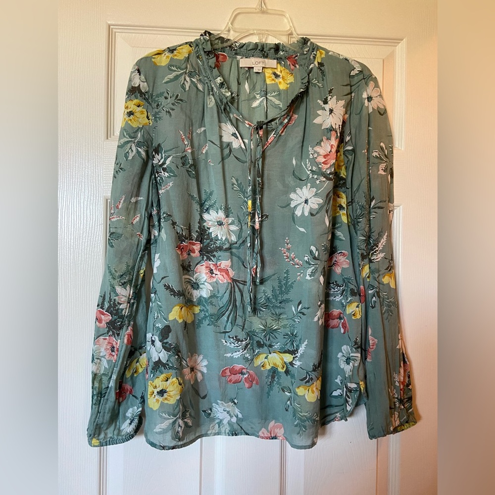 Loft Soft Green Beautiful Floral Top L